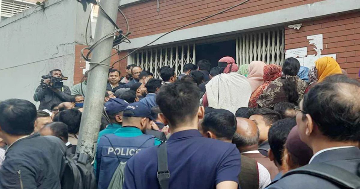 সচিবালয়ে কর্মরতদের প্রবেশ