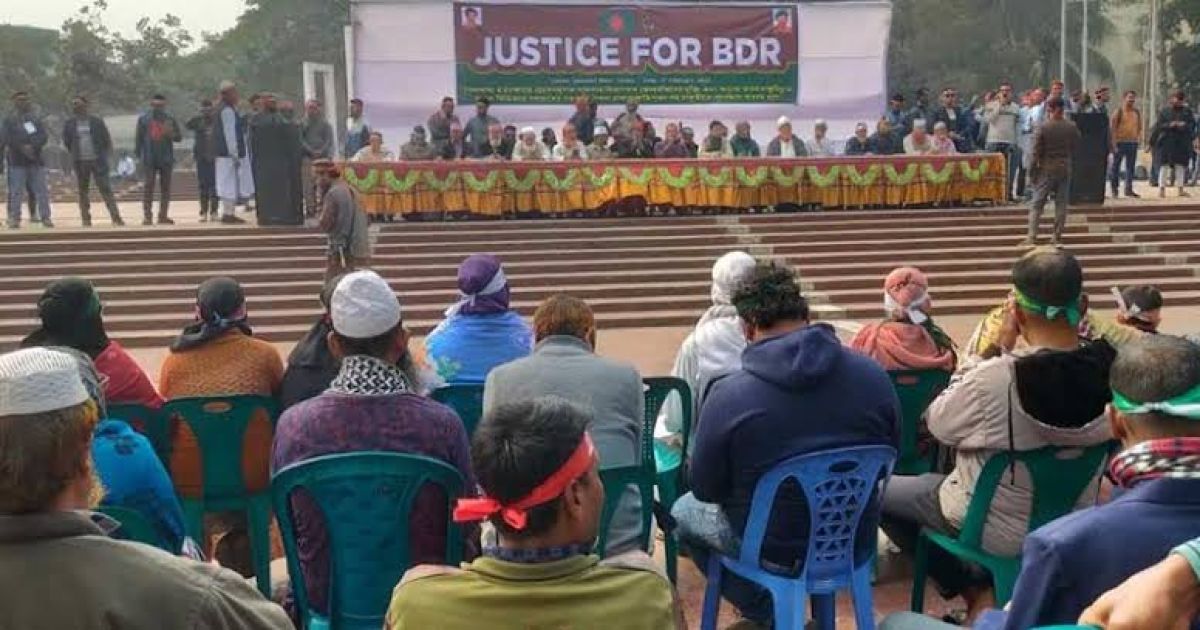 শহীদ মিনারে চাকরিচ্যুত বিডিআর সদস্যদের অবস্থান