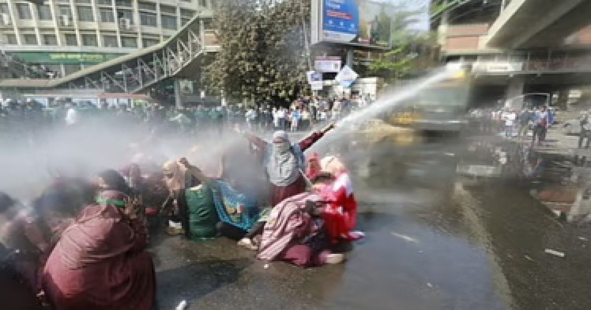 শাহবাগে নিয়োগ বাতিল হওয়া শিক্ষকদের অবরোধ, ছত্রভঙ্গ করল পুলিশ