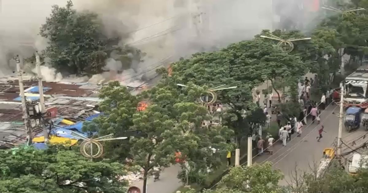 হকার্স মার্কেটে আগুন, পুড়ে ছাই ৩০ দোকান