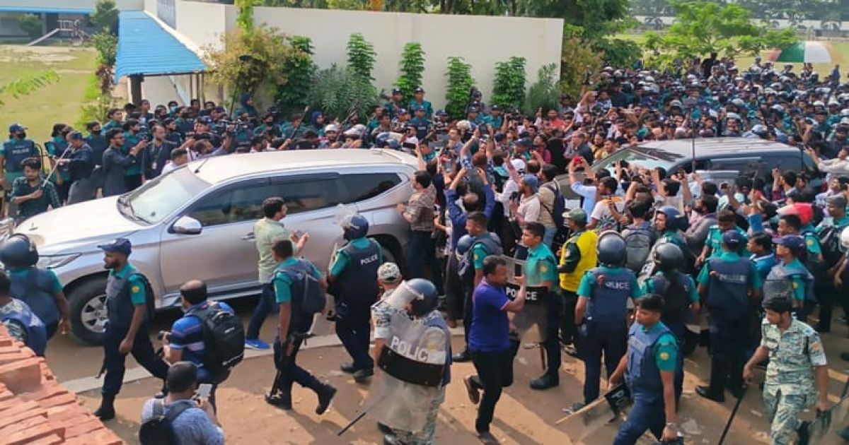 শিক্ষার্থীদের বাধার মুখে আবার কলেজে ফিরলেন দুই উপদেষ্টা ও প্রেস সচিব