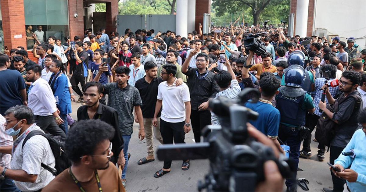 সচিবালয়ে ঢুকে গাড়ি ভাঙচুর, লাঠিচার্জে ছত্রভঙ্গ শিক্ষার্থীরা