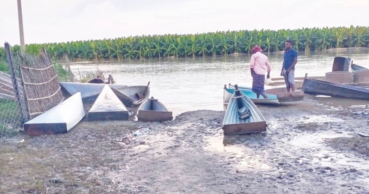 চাঁপাইনবাবগঞ্জে বন্যার পানি কমলেও দুর্ভোগ কমেনি, বন্ধ অর্ধশতাধিক শিক্ষাপ্রতিষ্ঠান