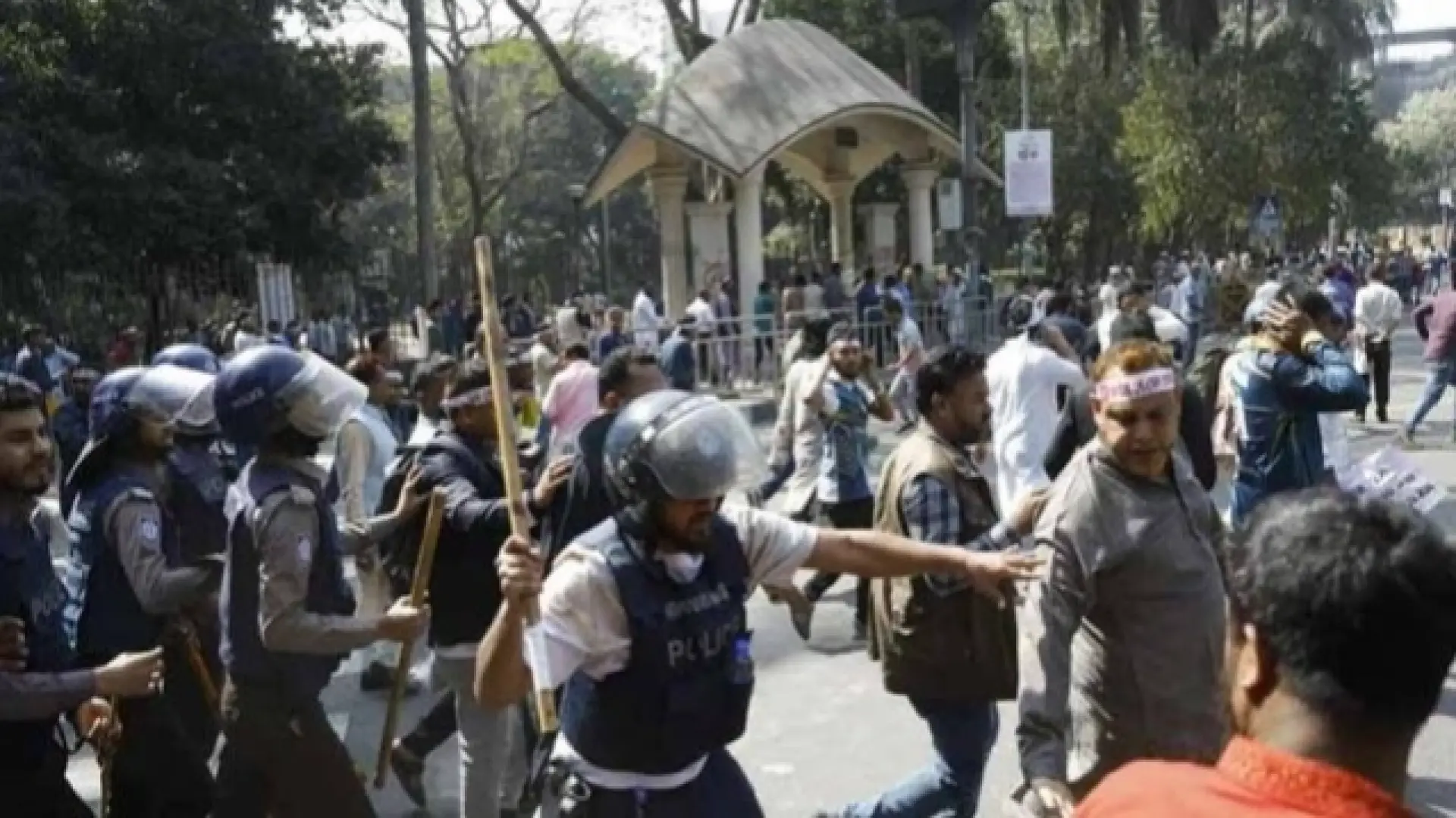 পে-স্কেলের দাবিতে আন্দোলন: পুলিশের লাঠিচার্জে আহত ৬