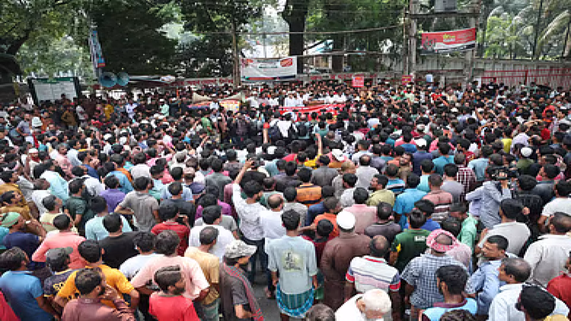 প্রেসক্লাবের সামনে রিকশাচালকদের অবরোধ, ভোগান্তিতে যাত্রীরা