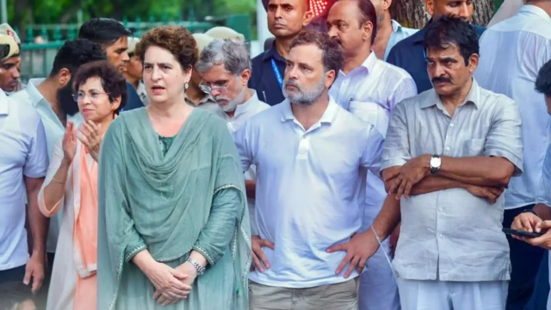 বিক্ষোভে রাহুল-প্রিয়াঙ্কা আটক, কয়েক মিনিটেই মুক্তি