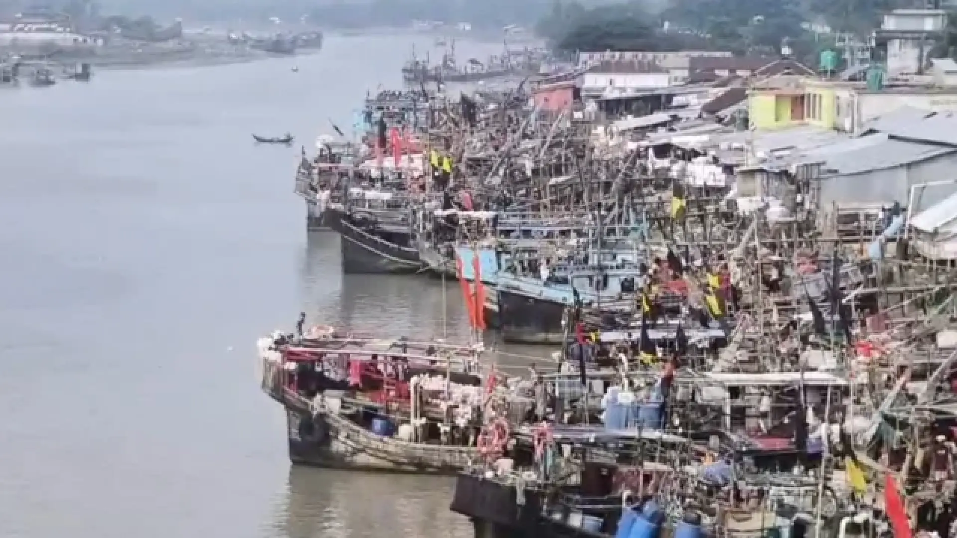 মধ্যরাত থেকে ২২ দিনের নিষেধাজ্ঞা, তীরে ফিরছেন ইলিশের জেলেরা