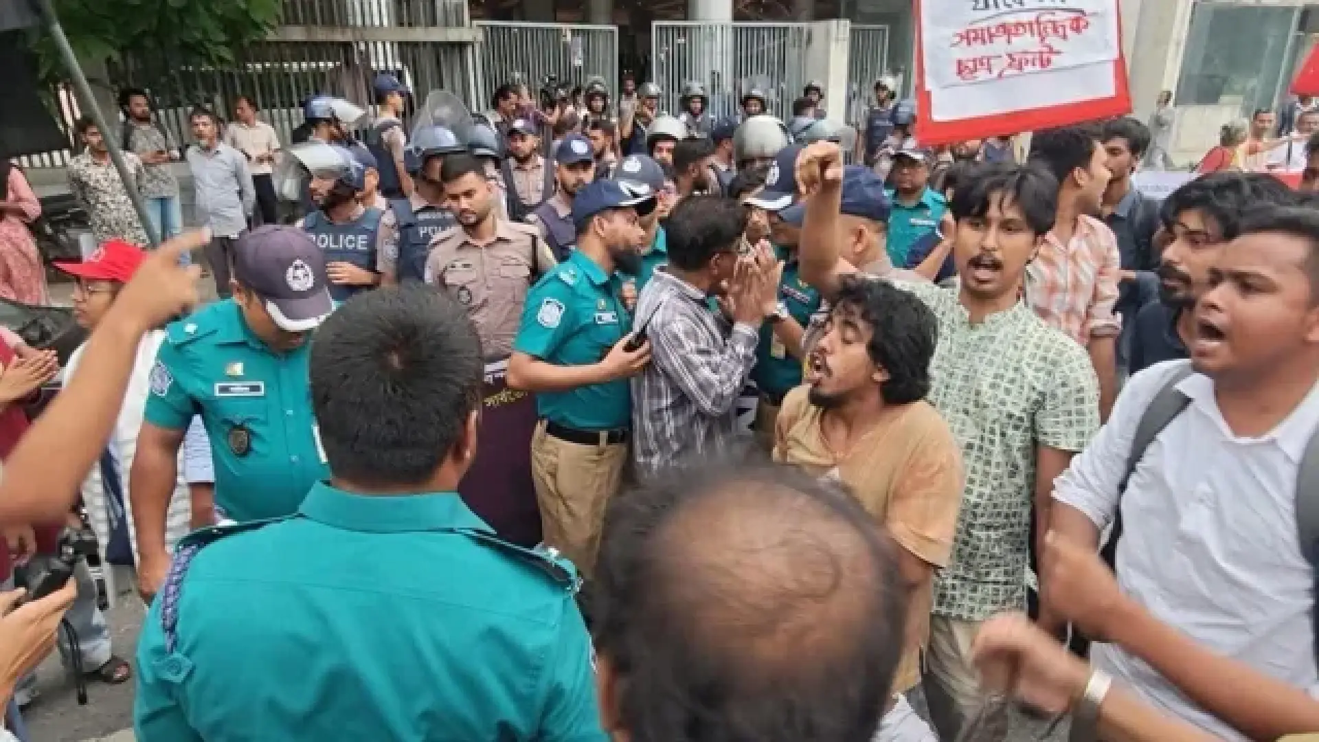 এনসিটি চুক্তির প্রতিবাদে আগারগাঁওয়ে বিক্ষোভ, পুলিশের লাঠিচার্জ