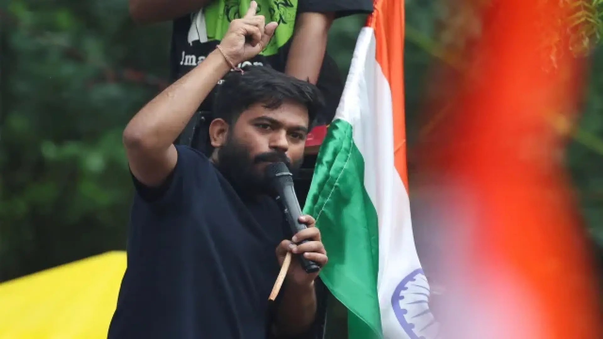 বিক্ষোভের আগেই বিমান থেকে আটক ককরোচ পার্টির তিন নেতা
