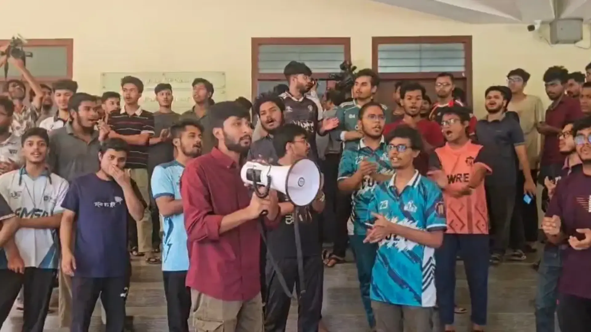 ছাত্রদল নেতাদের সঙ্গে চুয়েটে নতুন ভিসির প্রবেশ, শিক্ষার্থীদের ‘ভুয়া ভুয়া’ স্লোগান