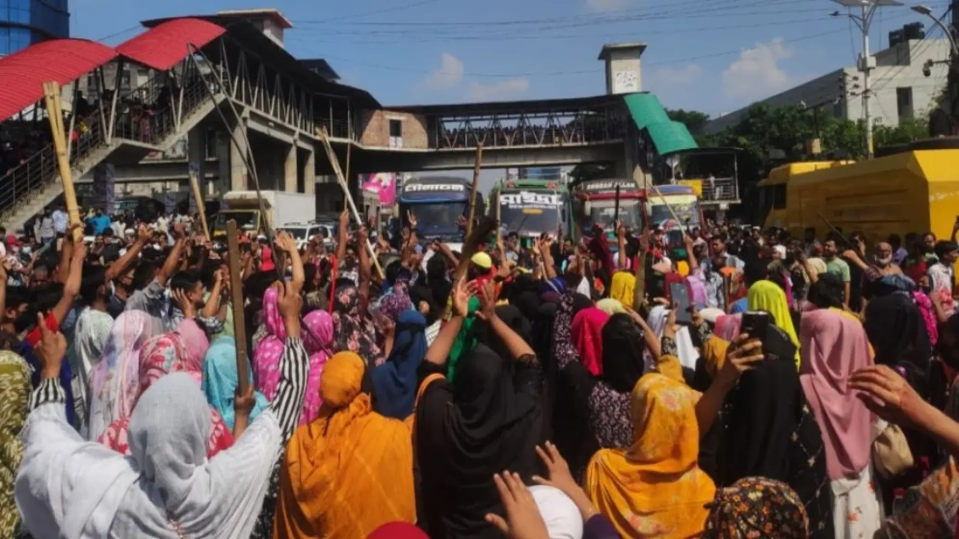 জীবনযাত্রার ব্যয় বাড়ায় বেতন বৃদ্ধির দাবিতে শ্রমিকদের বিক্ষোভ