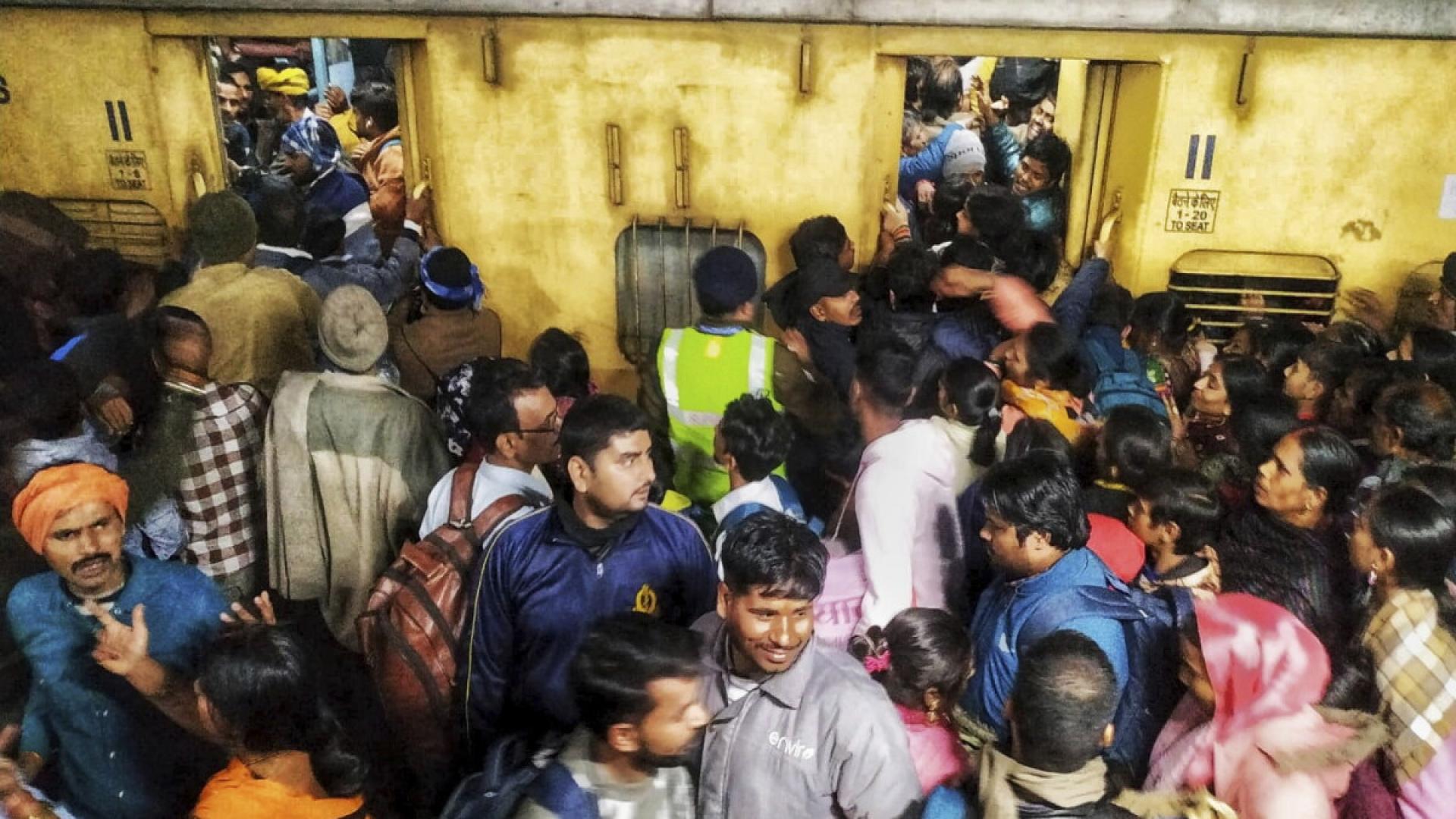 বৃষ্টিতে হুড়োহুড়ি, কলকাতায় পূজামণ্ডপে প্রাণ গেল ১৭ জনের